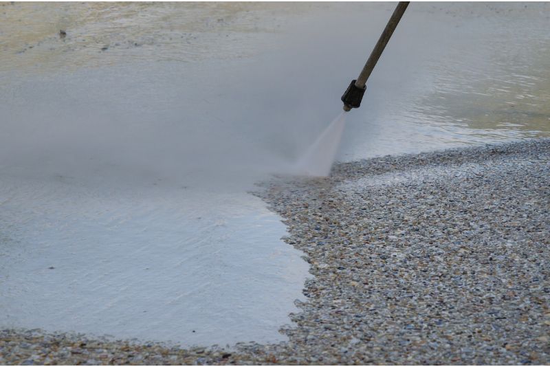 Concrete overlay surface with aggregate